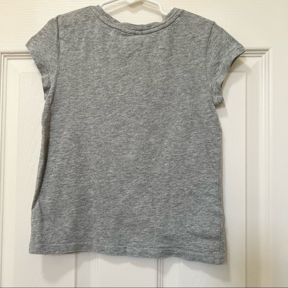𝅺gap Kids Sequin Strawberry Short Sleeve T- Shirt - Size 6-7 years. Color gray - Picture 2 of 6
